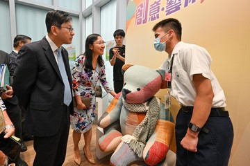 The Secretary for Labour and Welfare, Mr Chris Sun, visited the exhibition of artworks by persons with disabilities at the Central Government Offices, Tamar, held by the Arts Development Fund for Persons with Disabilities of the Social Welfare Department this afternoon (October 16). The Permanent Secretary for Labour and Welfare, Ms Alice Lau, and the Director of Social Welfare, Miss Charmaine Lee, also attended. The exhibition features some 20 paintings and 60 handicrafts while relevant artworks have been displayed in the Labour and Welfare Bureau office since January 2023. Photo shows Mr Sun (first left) and Ms Lau (second left) learning more about the hand-weaving artwork by a person with disabilities.