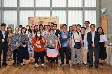 勞工及福利局局長孫玉菡今日(十月十六日)下午參觀由社會福利署(社署)「殘疾人士藝術發展基金」設於添馬政府總部的「創意・藝術無限FUN」展能藝術展覽。勞工及福利局常任秘書長劉焱及社署署長李佩詩亦有出席。展覽展出20多幅繪畫作品及60件手工藝作品,而勞工及福利局辦公室亦自今年一月起展出相關作品。圖示孫玉菡(第二排左四)、劉焱(第二排左二)和李佩詩(第二排左一)與殘疾人士、照顧者、受基金資助的非政府機構代表和基金管理委員會及轄下撥款小組委員會委員合照。