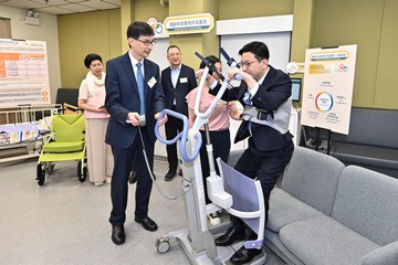 勞工及福利局局長孫玉菡今日(十月十七日)為「樂齡科技應用評估基地」啟動禮主禮。社會創新及創業發展基金委聘協創機構,設計及營運可容納各方參與的一站式樂齡科技平台。平台開展「樂齡科技應用評估基地」,連結供求兩方面的不同持份者,推動樂齡科技的發展及應用。圖示孫玉菡(右一)親身試用移位機。