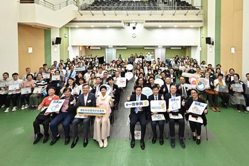 勞工及福利局局長孫玉菡今日（十月十七日）為「樂齡科技應用評估基地」啟動禮主禮。社會創新及創業發展基金（社創基金）委聘協創機構，設計及營運可容納各方參與的一站式樂齡科技平台。平台開展「樂齡科技應用評估基地」，連結供求兩方面的不同持份者，推動樂齡科技的發展及應用。圖示（第一排右三起）香港社會服務聯會行政總裁蔡海偉、孫玉菡、社創基金專責小組主席李正儀博士和基督教靈實協會行政總裁林正財醫生與評估基地營運機構代表及出席者合照。