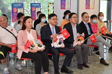 The Secretary for Labour and Welfare, Mr Chris Sun, today (October 24) visited the Asian Para Games Live Zone set up by the Leisure and Cultural Services Department at Harbour Road Sports Centre in Wan Chai to watch the live broadcast of wheelchair fencing competitions of the 4th Asian Para Games Hangzhou, cheering for Hong Kong, China athletes. 