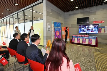 The Secretary for Labour and Welfare, Mr Chris Sun, today (October 24) visited the Asian Para Games Live Zone set up by the Leisure and Cultural Services Department at Harbour Road Sports Centre in Wan Chai to watch the live broadcast of wheelchair fencing competitions of the 4th Asian Para Games Hangzhou, cheering for Hong Kong, China athletes. 