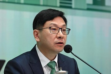 The Secretary for Labour and Welfare, Mr Chris Sun, today (October 26) attended the press conference on "The Chief Executive's 2023 Policy Address" initiatives on promoting fertility, targeted poverty alleviation and strengthening support for carers.