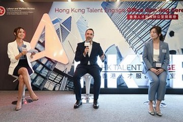 政务司司长陈国基今日（十月三十日）主持「香港人才服务办公室」开幕礼。图示内地和海外入境人才在开幕礼上分享来港发展的体验。
