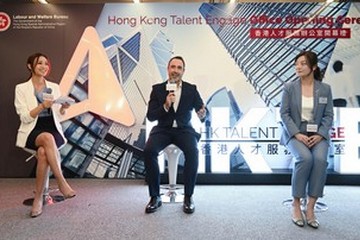 政務司司長陳國基今日(十月三十日)主持「香港人才服務辦公室」開幕禮。圖示內地和海外入境人才在開幕禮上分享來港發展的體驗。