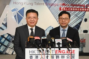 政務司司長陳國基今日(十月三十日)主持「香港人才服務辦公室」開幕禮。圖示勞工及福利局局長孫玉菡(右)及「香港人才服務辦公室」總監劉鎮漢(左)向傳媒介紹辦公室的工作方向。
