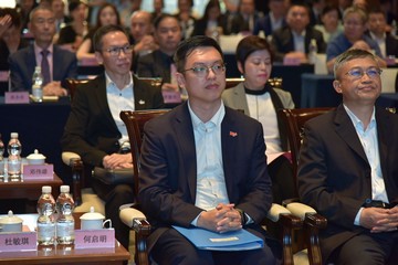 勞工及福利局副局長何啟明今日(十月三十一日)下午到廣州南沙,見證廣東省人力資源和社會保障廳廳長杜敏琪與香港職業訓練局執行幹事唐智強共同簽署《職業技能人才評價合作框架協議》,並為「粵港澳合作技能人才評價工作站」揭牌。