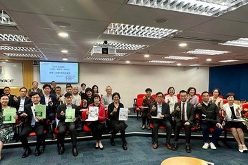 勞工及福利局局長孫玉菡今日（十一月一日）與香港社福界心連心大行動成員會面，介紹《施政報告》中福利及扶貧方面的主要措施。勞工及福利局常任秘書長劉焱亦有出席。