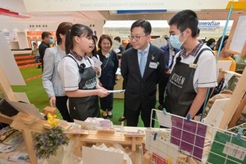 勞工及福利局局長孫玉菡今日(十一月三日)下午為賽馬會共融.知行計劃共融就業市集暨展覽2023主禮。圖示孫玉菡(前排中)參觀特殊學校的攤位,支持有特殊教育需要學生製作的產品。