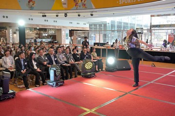 The Secretary for Labour and Welfare, Mr Chris Sun, officiated at the Inclusive Employment Market cum Exhibition 2023 of the Jockey Club Collaborative Project for Inclusive Employment this afternoon (November 3). Photo shows Mr Sun (first row, first left) and other officiating guests watching a dance performance by a person with a disability.