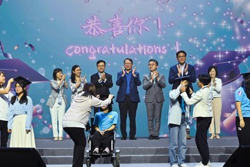 政務司司長陳國基今日(十一月四日)出席「共創明『Teen』計劃」畢業典禮。圖示陳國基(後排中)、勞工及福利局局長孫玉菡(後排左三)、署理教育局局長施俊輝(後排右三)、勞工及福利局常任秘書長劉焱(後排左二)、民政及青年事務局副局長梁宏正(後排右二)、社會福利署署長李佩詩(後排左一)和民政事務總署署長張趙凱渝(後排右一)見證學員的畢業典禮。