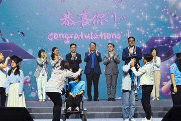 The Chief Secretary for Administration, Mr Chan Kwok-ki, attended the Graduation Ceremony of the Strive and Rise Programme today (November 4). Photo shows Mr Chan (back row, centre); the Secretary for Labour and Welfare, Mr Chris Sun (back row, third left); the Acting Secretary for Education, Mr Sze Chun-fai (back row, third right); the Permanent Secretary for Labour and Welfare, Ms Alice Lau (back row, second left); the Under Secretary for Home and Youth Affairs, Mr Clarence Leung (back row, second right); the Director of Social Welfare, Miss Charmaine Lee (back row, first left); and the Director of Home Affairs, Mrs Alice Cheung (back row, first right), witnessing the graduation ceremony of the mentees.