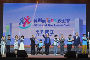 政務司司長陳國基今日(十一月四日)出席「共創明『Teen』計劃」畢業典禮。圖示陳國基(中)、勞工及福利局局長孫玉菡(左八)、署理教育局局長施俊輝(右八)、勞工及福利局常任秘書長劉焱(左六)、民政及青年事務局副局長梁宏正(右六)、社會福利署署長李佩詩(左四)和民政事務總署署長張趙凱渝(右四)與學員代表主持校友會成立儀式。