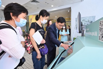 The Secretary for Labour and Welfare (SLW), Mr Chris Sun, led the Under Secretary for Labour and Welfare, Mr Ho Kai-ming, and the Political Assistant to SLW, Miss Sammi Fu, to visit Hong Kong Park Sports Centre around noon today (November 6) to promote the District Council election in the community, appealing to the public to cast their votes at the election on December 10 for a better community. The SLW is a member of the Steering Committee on District Governance. 