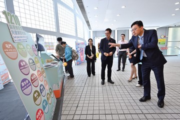 The Secretary for Labour and Welfare (SLW), Mr Chris Sun, led the Under Secretary for Labour and Welfare, Mr Ho Kai-ming, and the Political Assistant to SLW, Miss Sammi Fu, to visit Hong Kong Park Sports Centre around noon today (November 6) to promote the District Council election in the community, appealing to the public to cast their votes at the election on December 10 for a better community. The SLW is a member of the Steering Committee on District Governance. 