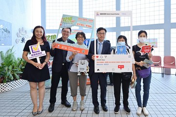 The Secretary for Labour and Welfare (SLW), Mr Chris Sun, led the Under Secretary for Labour and Welfare, Mr Ho Kai-ming, and the Political Assistant to SLW, Miss Sammi Fu, to visit Hong Kong Park Sports Centre around noon today (November 6) to promote the District Council election in the community, appealing to the public to cast their votes at the election on December 10 for a better community. The SLW is a member of the Steering Committee on District Governance. 