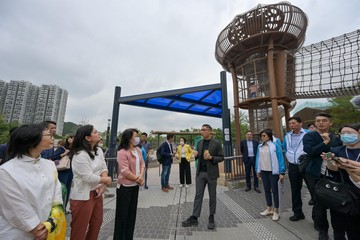 Members of the Commission on Children visited Cha Kwo Ling Promenade this afternoon (November 7) to take a closer look at the innovative, inclusive, dynamic and vibrant elements of its play facilities for children. They also exchanged views on how play facilities can enrich and enhance children