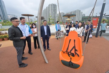 兒童事務委員會委員今日(十一月七日)下午考察茶果嶺海濱公園,了解園內兒童遊樂設施的創新、共融和活力動感的元素,並就如何透過玩樂設施豐富和提升兒童身心健康和遊樂體驗交換意見。