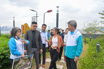 Members of the Commission on Children visited Cha Kwo Ling Promenade this afternoon (November 7) to take a closer look at the innovative, inclusive, dynamic and vibrant elements of its play facilities for children. They also exchanged views on how play facilities can enrich and enhance children