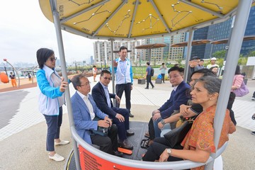 Members of the Commission on Children visited Cha Kwo Ling Promenade this afternoon (November 7) to take a closer look at the innovative, inclusive, dynamic and vibrant elements of its play facilities for children. They also exchanged views on how play facilities can enrich and enhance children