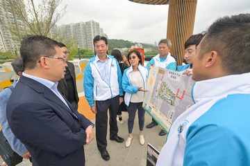 Members of the Commission on Children visited Cha Kwo Ling Promenade this afternoon (November 7) to take a closer look at the innovative, inclusive, dynamic and vibrant elements of its play facilities for children. They also exchanged views on how play facilities can enrich and enhance children