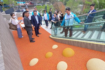 Members of the Commission on Children visited Cha Kwo Ling Promenade this afternoon (November 7) to take a closer look at the innovative, inclusive, dynamic and vibrant elements of its play facilities for children. They also exchanged views on how play facilities can enrich and enhance children