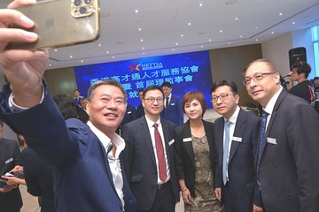 勞工及福利局局長孫玉菡今日(十一月九日)出席香港高才通人才服務協會創立暨首屆理監事會就職典禮。香港人才服務辦公室總監劉鎮漢亦有出席。