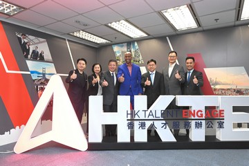 The Secretary for Labour and Welfare, Mr Chris Sun, met Stephon Marbury, former NBA player, at Hong Kong Talent Engage (HKTE) this afternoon (November 13), followed by a media session by the Director of HKTE, Mr Anthony Lau, and Marbury.