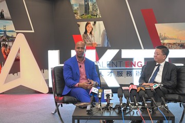 The Secretary for Labour and Welfare, Mr Chris Sun, met Stephon Marbury, former NBA player, at Hong Kong Talent Engage (HKTE) this afternoon (November 13), followed by a media session by the Director of HKTE, Mr Anthony Lau, and Marbury.