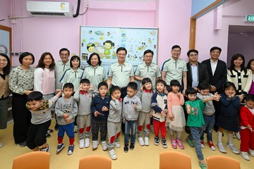 行政長官李家超今日(十一月十五日)到訪位於黃大仙慈樂邨的中華錫安傳道會恩慈學前兒童課餘託管中心,了解中心為因工作或其他原因而未能在課餘時間照顧年幼子女的家長所提供的託管服務。圖示(後排左五起)社會福利署署長李佩詩、民政及青年事務局局長麥美娟、李家超、勞工及福利局局長孫玉菡、黃大仙民政事務專員胡鉅華,以及中心代表和小朋友合照。