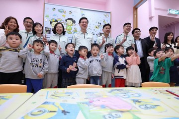 行政長官李家超今日(十一月十五日)到訪位於黃大仙慈樂邨的中華錫安傳道會恩慈學前兒童課餘託管中心,了解中心為因工作或其他原因而未能在課餘時間照顧年幼子女的家長所提供的託管服務。
