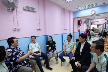 The Chief Executive, Mr John Lee, today (November 15) visited Chinese Evangelical Zion Church Grace After School Care Centre for Pre-primary Children at Tsz Lok Estate, Wong Tai Sin to learn more about its care services provided to parents who are unable to take care of their young children during after-school hours due to work or other reasons.
