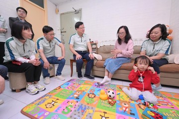 The Chief Executive, Mr John Lee, today (November 15) visited a home-based child carer under the Neighbourhood Support Child Care Project in Wong Tai Sin. Photo shows Mr Lee (third left); the Secretary for Home and Youth Affairs, Miss Alice Mak (first right); the Secretary for Labour and Welfare, Mr Chris Sun (second left), and the Director of Social Welfare, Miss Charmaine Lee (first left), chatting with the home-based child carer to learn more about the daily lives of her and the children she takes care of.