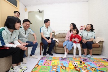 行政長官李家超今日(十一月十五日)在黃大仙探訪一名參與「鄰里支援幼兒照顧計劃」的「社區保姆」。
