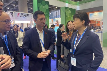 勞工及福利局副局長何啟明今日(十一月十七日)上午在廣州出席2023中國國際老齡產業博覽會開幕式,並代表特區政府與廣東省民政廳就擴展「廣東院舍照顧服務計劃」簽訂合作意向書。他下午到深圳出席香港會計師公會大灣區高峰論壇2023,討論吸引人才貢獻大灣區可持續發展。
