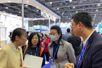 勞工及福利局副局長何啟明今日(十一月十七日)上午在廣州出席2023中國國際老齡產業博覽會開幕式,並代表特區政府與廣東省民政廳就擴展「廣東院舍照顧服務計劃」簽訂合作意向書。他下午到深圳出席香港會計師公會大灣區高峰論壇2023,討論吸引人才貢獻大灣區可持續發展。