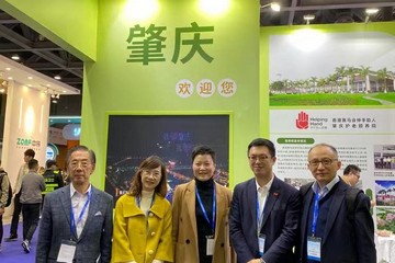 勞工及福利局副局長何啟明今日(十一月十七日)上午在廣州出席2023中國國際老齡產業博覽會開幕式,並代表特區政府與廣東省民政廳就擴展「廣東院舍照顧服務計劃」簽訂合作意向書。他下午到深圳出席香港會計師公會大灣區高峰論壇2023,討論吸引人才貢獻大灣區可持續發展。