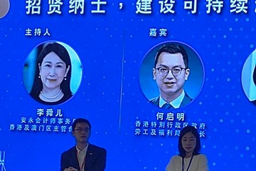 勞工及福利局副局長何啟明今日(十一月十七日)上午在廣州出席2023中國國際老齡產業博覽會開幕式,並代表特區政府與廣東省民政廳就擴展「廣東院舍照顧服務計劃」簽訂合作意向書。他下午到深圳出席香港會計師公會大灣區高峰論壇2023,討論吸引人才貢獻大灣區可持續發展。
