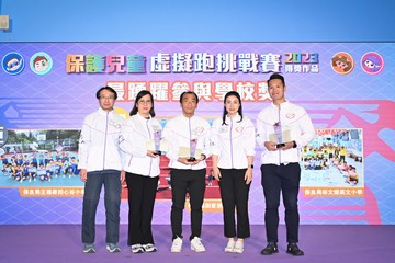 The Chief Secretary for Administration and Chairperson of the Commission on Children, Mr Chan Kwok-ki, today (November 18) officiated at the "Let's T.A.L.K. and Walk with Kids" Child Protection Campaign Award Presentation Ceremony 2023. Photo shows Ambassador of the Child Protection Campaign Ms Guo Jingjing (second right) and awardees.