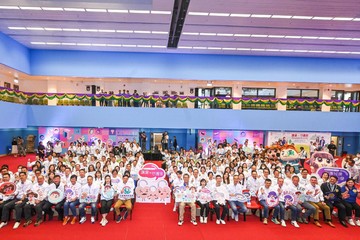 The Chief Secretary for Administration and Chairperson of the Commission on Children, Mr Chan Kwok-ki, today (November 18) officiated at the "Let's T.A.L.K. and Walk with Kids" Child Protection Campaign Award Presentation Ceremony 2023. Photo shows (front row, from tenth left) the Secretary for Labour and Welfare, Mr Chris Sun; the Commissioner of Police, Mr Siu Chak-yee; the Director of Social Welfare, Miss Charmaine Lee; and participants.