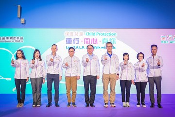 The Chief Secretary for Administration and Chairperson of the Commission on Children, Mr Chan Kwok-ki, today (November 18) officiated at the "Let's T.A.L.K. and Walk with Kids" Child Protection Campaign Award Presentation Ceremony 2023. Photo shows (from left) the Convenor of the Working Group on Children with Specific Needs, Ms Shalini Mahtani; the Convenor of the Working Group on Children Protection, Ms Kathy Chung; the Consultant Community Medicine (Family and Student Health) of the Department of Health, Dr Thomas Chung; the Secretary for Labour and Welfare, Mr Chris Sun; Mr Chan; the Commissioner of Police, Mr Siu Chak-yee; the Director of Social Welfare, Miss Charmaine Lee; the Convenor of the Working Group on Research and Development, Dr Sanly Kam; and the Convenor of the Working Group on Promotion of Children's Rights and Development, Public Education and Engagement, Mr Gary Wong, at the ceremony.