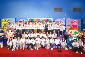 The Chief Secretary for Administration and Chairperson of the Commission on Children, Mr Chan Kwok-ki, today (November 18) officiated at the "Let's T.A.L.K. and Walk with Kids" Child Protection Campaign Award Presentation Ceremony 2023. Photo shows (standing on stage, first row, from sixth left) the Assistant Commissioner of Police (Crime), Ms Chung Wing-man; the Deputy Commissioner of Police (Operations), Mr Chow Yat-ming; Ambassador of the Child Protection Campaign Mr So Wa-wai; the Secretary for Labour and Welfare, Mr Chris Sun; Mr Chan; the Commissioner of Police, Mr Siu Chak-yee; the adjudicator representative of world records; the Director of Social Welfare, Miss Charmaine Lee; Ambassador of the Child Protection Campaign Ms Guo Jingjing; the Director of Crime and Security of Police, Mr Yip Wan-lung; the Consultant Community Medicine (Family and Student Health) of the Department of Health, Dr Thomas Chung; members of the Commission on Children; Regional Commanders of the Police; and representatives of sponsors and supporting organisations of the Campaign.