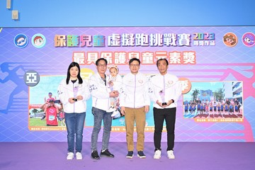 The Chief Secretary for Administration and Chairperson of the Commission on Children, Mr Chan Kwok-ki, today (November 18) officiated at the "Let's T.A.L.K. and Walk with Kids" Child Protection Campaign Award Presentation Ceremony 2023. Photo shows the Secretary for Labour and Welfare, Mr Chris Sun (second right), presenting awards.