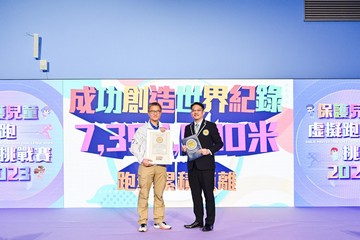 政務司司長兼兒童事務委員會主席陳國基今日(十一月十八日)主持「童行‧同心‧有你」保護兒童計劃頒獎典禮2023。「保護兒童虛擬跑挑戰賽」創出保護兒童為主題最多人參與的虛擬跑可持續發展目標世界紀錄,圖示警務處處長蕭澤頤(左)接受證書。