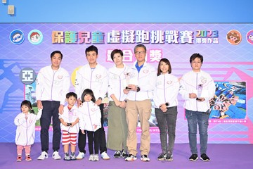 政務司司長兼兒童事務委員會主席陳國基今日(十一月十八日)主持「童行‧同心‧有你」保護兒童計劃頒獎典禮2023。圖示警務處處長蕭澤頤(右三)頒獎。