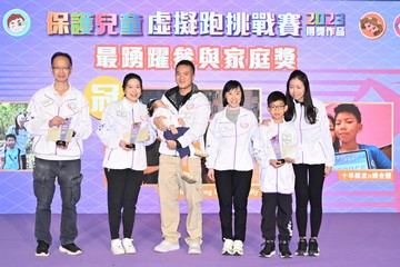 The Chief Secretary for Administration and Chairperson of the Commission on Children, Mr Chan Kwok-ki, today (November 18) officiated at the "Let's T.A.L.K. and Walk with Kids" Child Protection Campaign Award Presentation Ceremony 2023. Photo shows the Director of Social Welfare, Miss Charmaine Lee (third right), presenting awards.