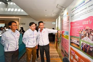 The Chief Secretary for Administration and Chairperson of the Commission on Children (CoC), Mr Chan Kwok-ki, today (November 18) hosted the CoC‘s "Walk with Kids" stakeholder engagement event. Photo shows the Secretary for Labour and Welfare, Mr Chris Sun (centre), touring the exhibition, which reviewed the CoC‘s work since its establishment in June 2018.