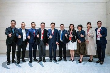 The Secretary for Labour and Welfare, Mr Chris Sun, today (November 22) led a Hong Kong Special Administrative Region delegation to attend the 2nd National Conference on the Development of Human Resources Services in Shenzhen. Photo shows Mr Sun (fifth left) and the Director of the Human Resources and Social Security Bureau of Dongguan, Mr Chen Zhiwu (sixth left), after a meeting this afternoon.