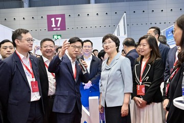 勞工及福利局局長孫玉菡今日(十一月二十二日)率領香港特別行政區代表團,在深圳出席第二屆全國人力資源服務業發展大會。圖示孫玉菡(前排左二)上午在勞工處處長陳穎韶(前排左四)和香港人才服務辦公室(人才辦)總監劉鎮漢(後排左二)陪同下,向人力資源和社會保障部部長王曉萍(前排左三)介紹人才辦展區的內容。