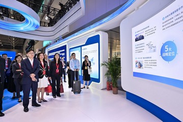 勞工及福利局局長孫玉菡今日(十一月二十二日)率領香港特別行政區代表團,在深圳出席第二屆全國人力資源服務業發展大會。圖示孫玉菡(前排左一)和勞工處處長陳穎韶(前排左二)上午參觀展區,了解粵港澳大灣區戰略定位和人才發展工作的部署。